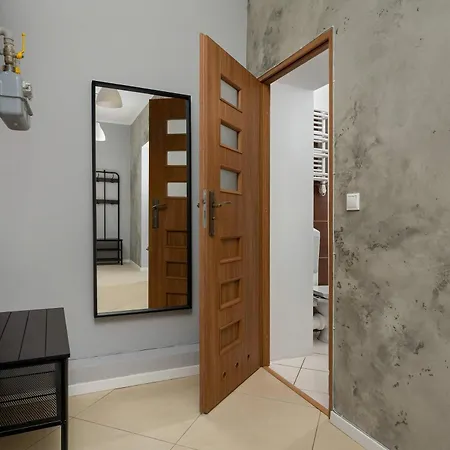 Апартаменти Spacious With Wifi & Smart Tv Remote Working By Renters Вроцлав